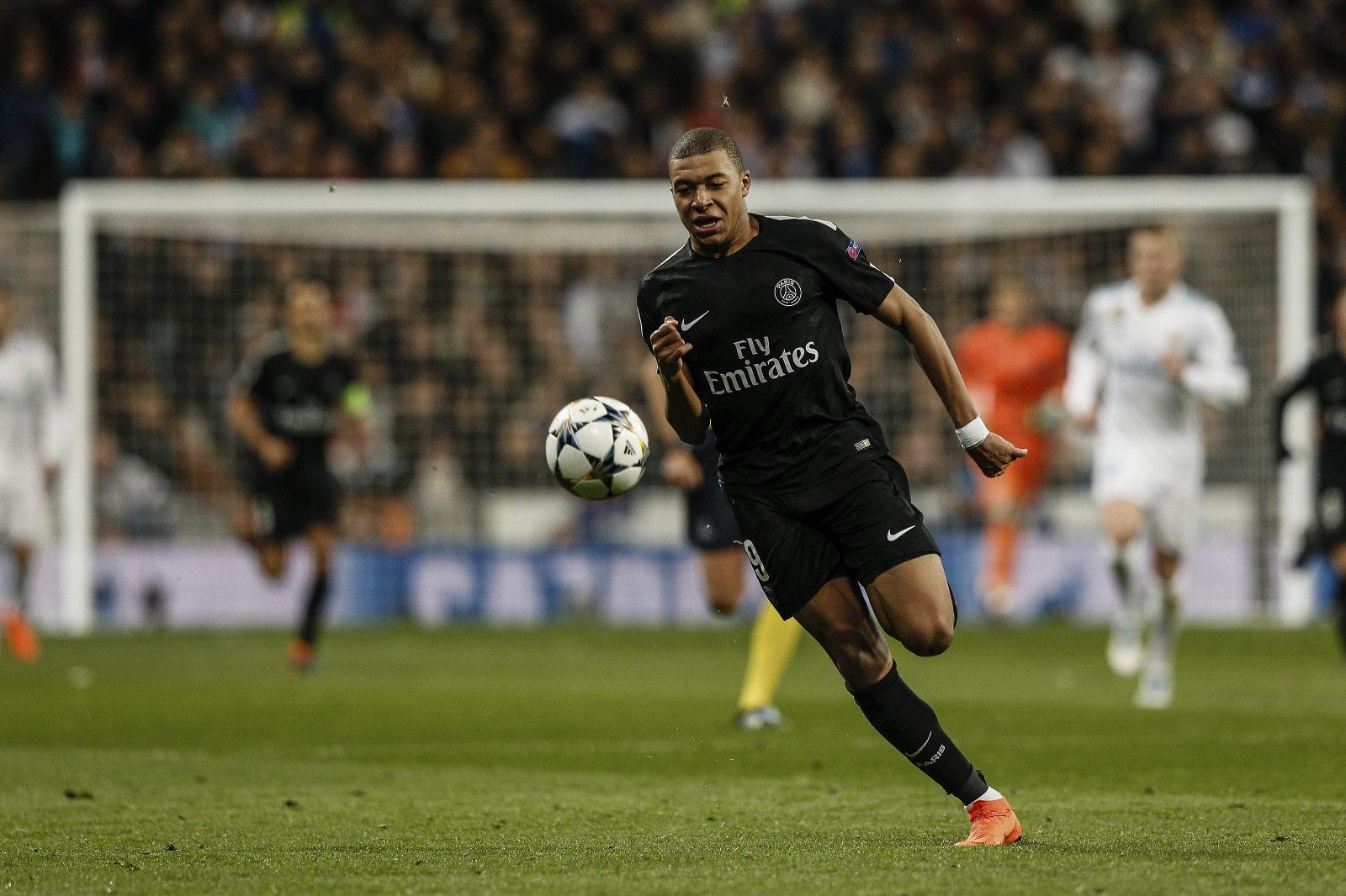 拜仁客战斯图加特：雅克松、金玟哉首发，乌尔比希出战