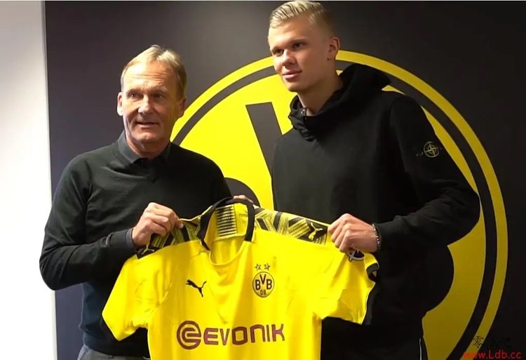 英媒：奥纳纳渴望重返曼联争夺一门，也不排除去英超其他球队（英媒称：奥纳纳盼回归曼联竞逐主力门将，亦不排除加盟英超其他球队）