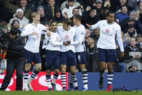 曼联主场1-1战平西汉姆联，近5轮仅1胜，阿莫林临场换人失误导致失利，球队前景堪忧。