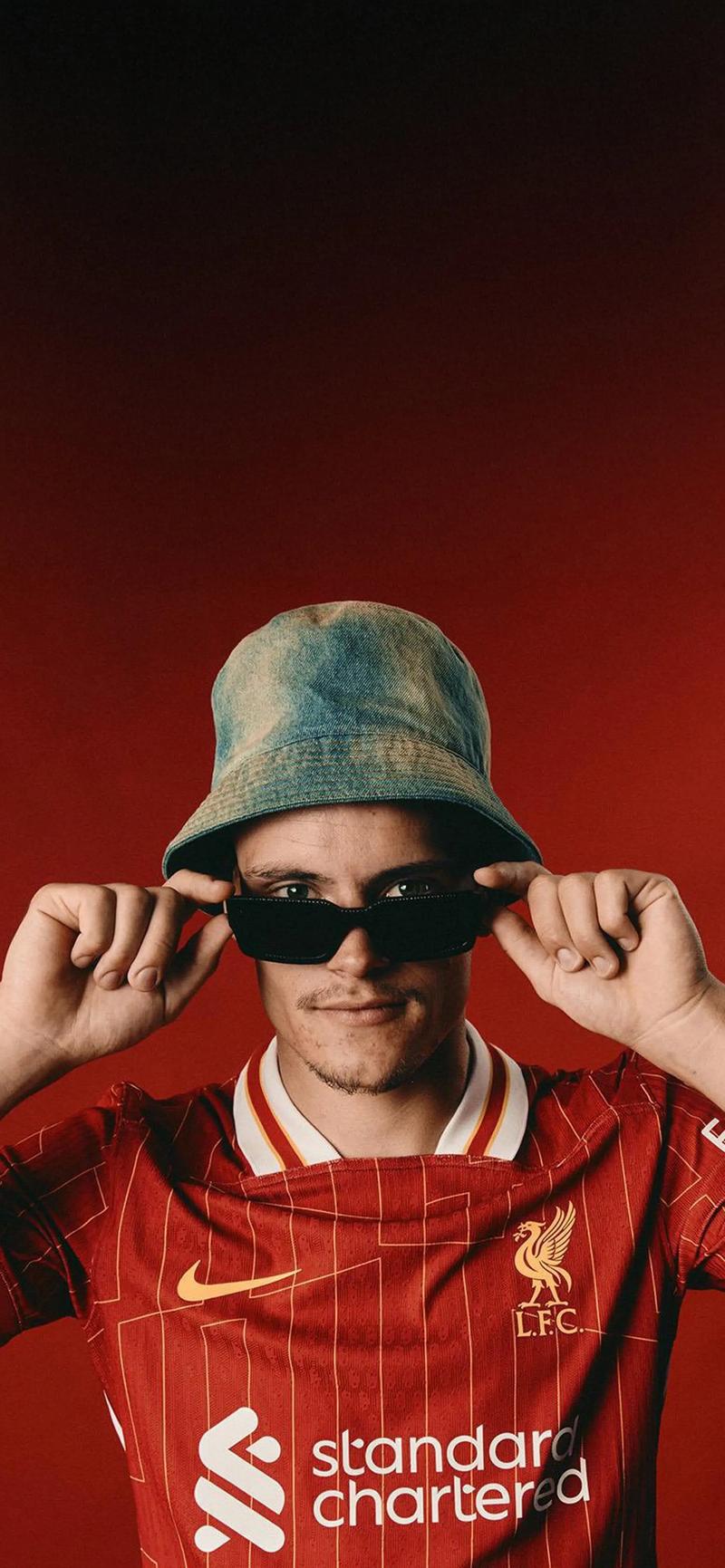 疑似拉倒巴恩斯未吹罚犯规，詹姆斯：我只是碰了他，没拉他（被质疑拉倒巴恩斯未判犯规，詹姆斯回应：只是碰到并非拉人）