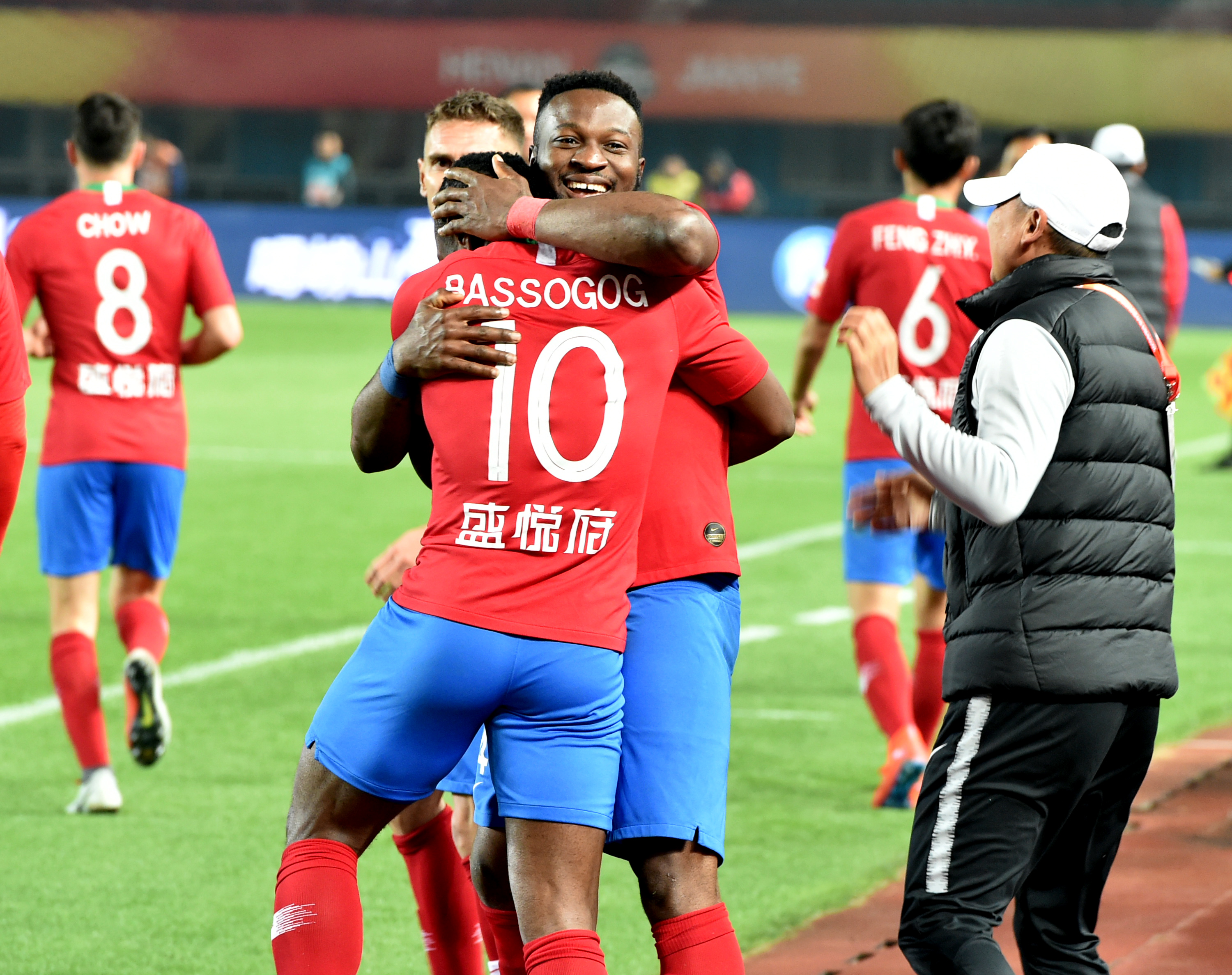 老将强硬打成2+1，全队振奋